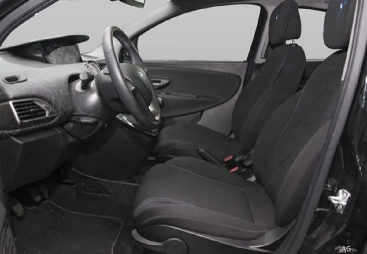Lancia Ypsilon usata a Salerno (11)