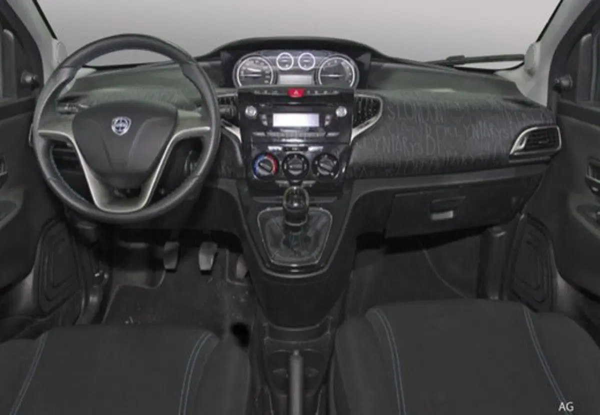 Lancia Ypsilon usata a Salerno (13)