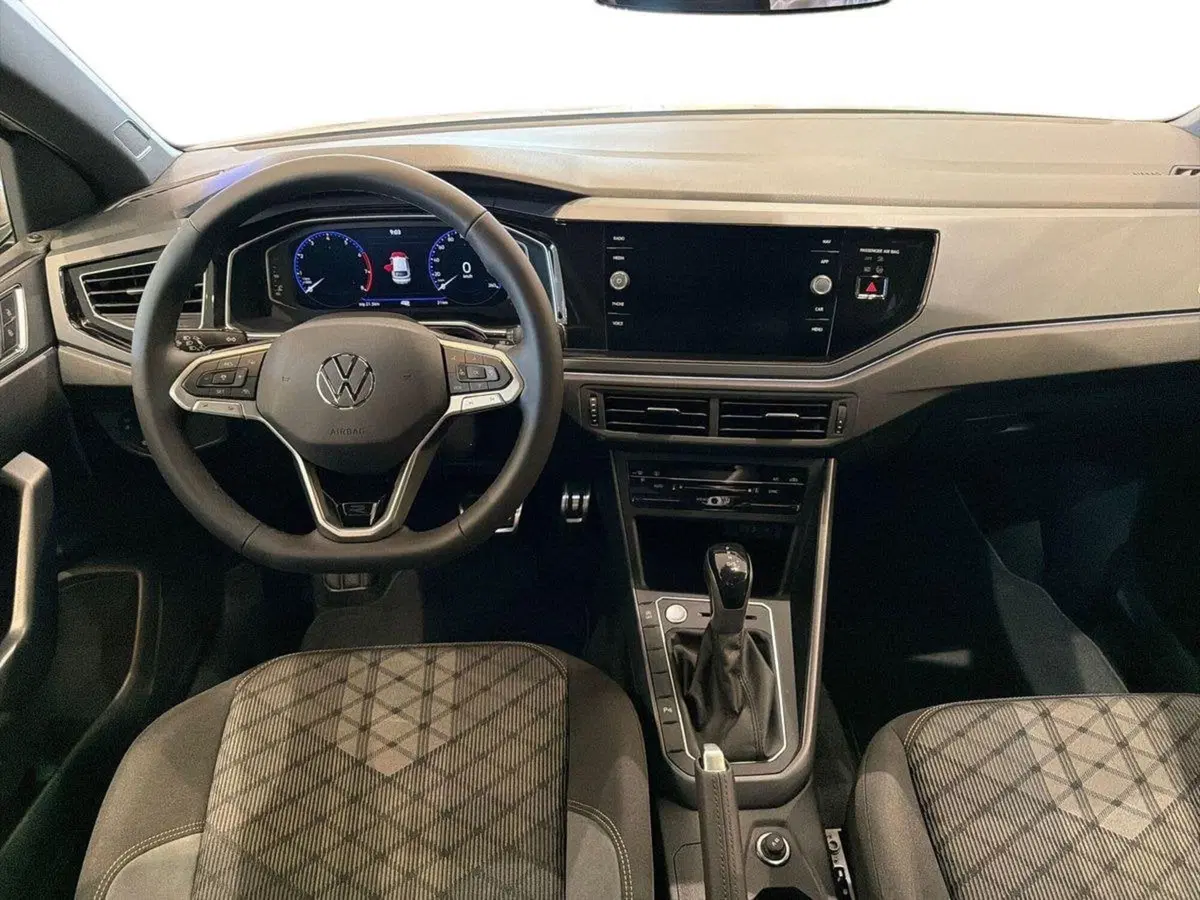 Volkswagen Taigo nuova a Prato (11)