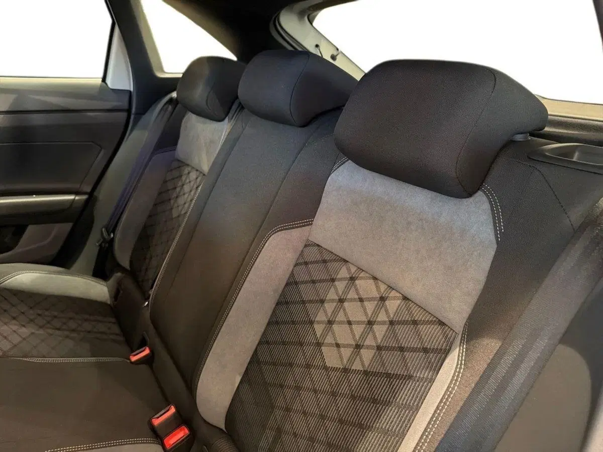 Volkswagen Taigo nuova a Prato (12)