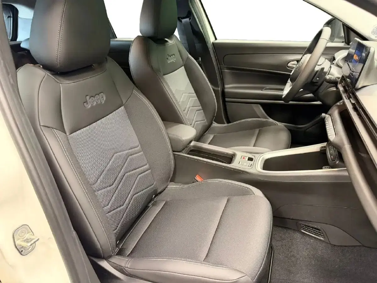 Jeep Avenger nuova a Salerno (6)