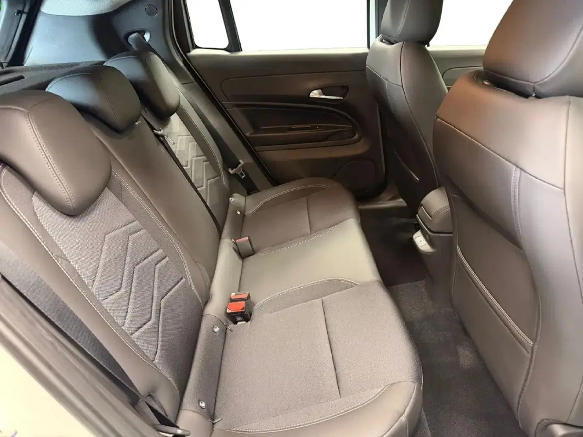 Jeep Avenger nuova a Salerno (7)