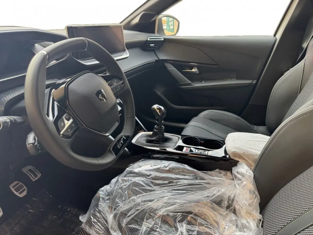 Peugeot 208 nuova a Salerno (6)