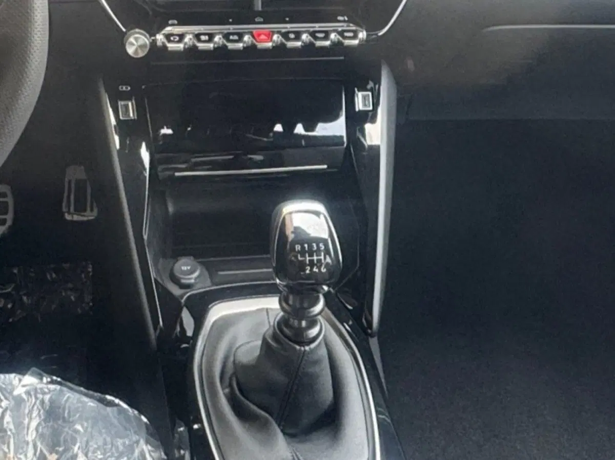 Peugeot 208 nuova a Salerno (8)