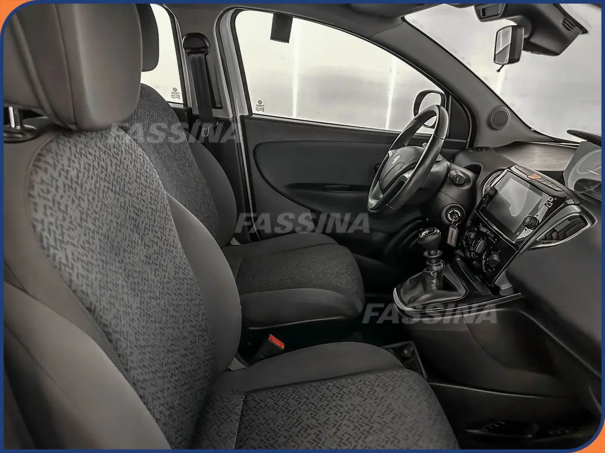 Lancia Ypsilon usata a Milano (14)