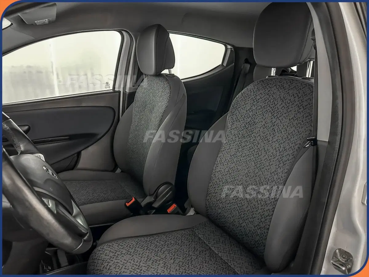 Lancia Ypsilon usata a Milano (8)