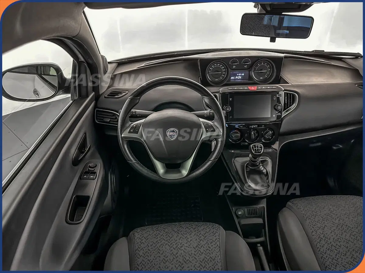Lancia Ypsilon usata a Milano (11)