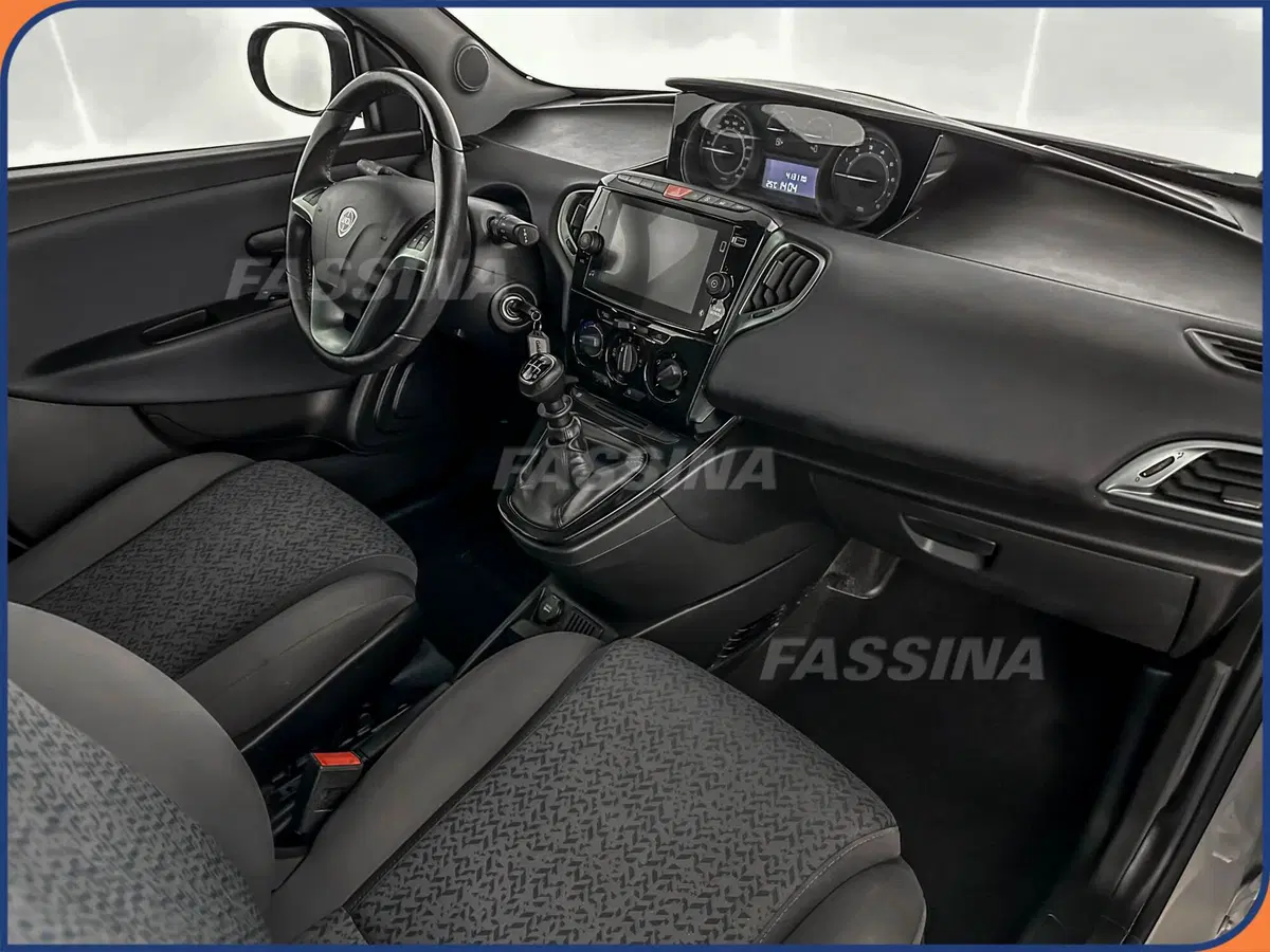 Lancia Ypsilon usata a Milano (13)