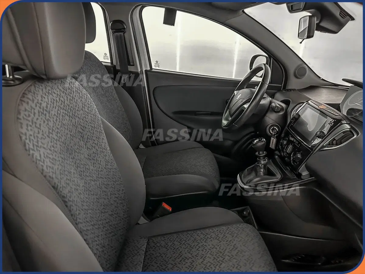 Lancia Ypsilon usata a Milano (14)