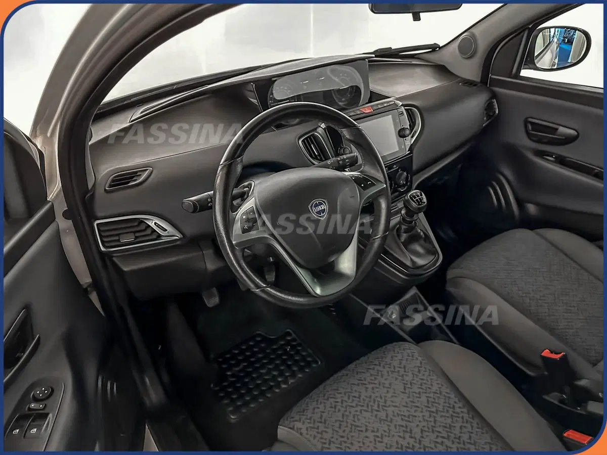 Lancia Ypsilon usata a Milano (9)