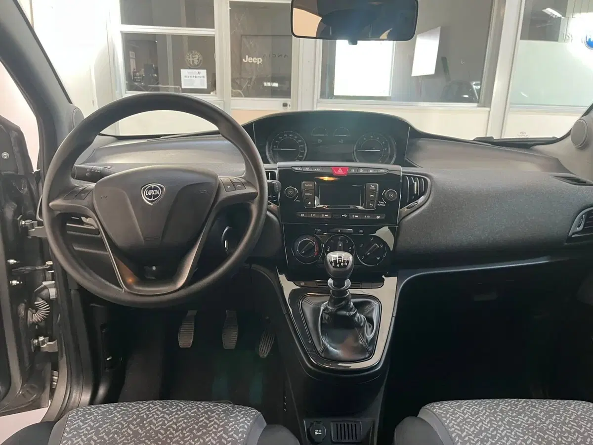 Lancia Ypsilon usata a Lucca (10)