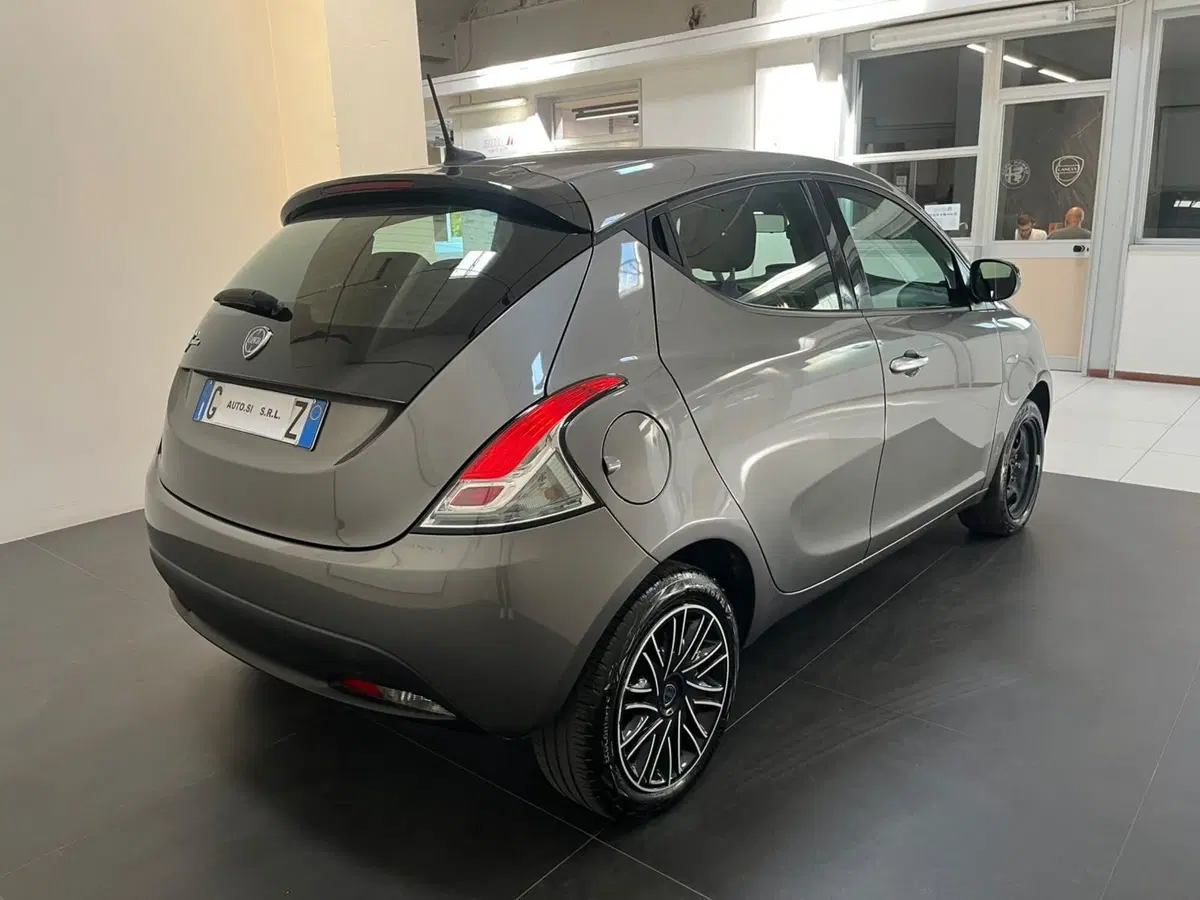 Lancia Ypsilon usata a Lucca (3)
