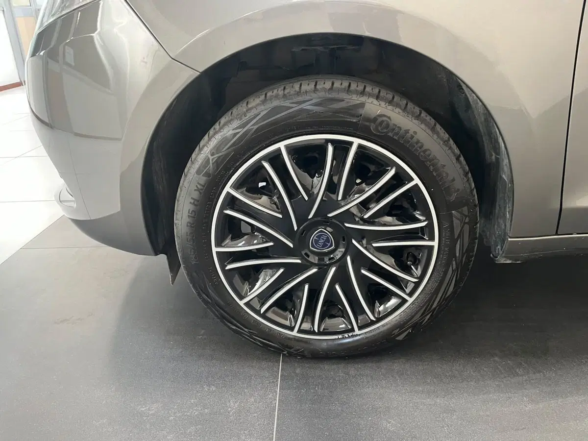 Lancia Ypsilon usata a Lucca (6)