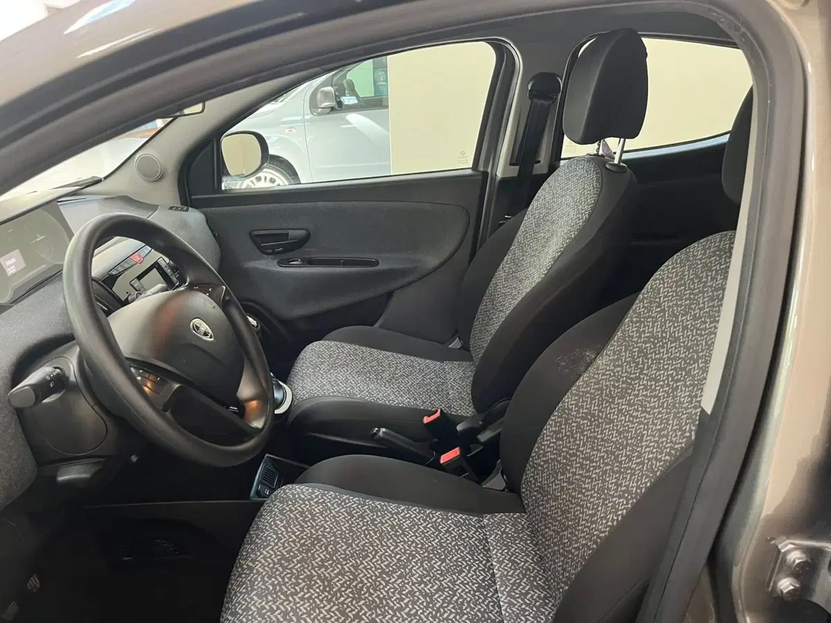 Lancia Ypsilon usata a Lucca (8)