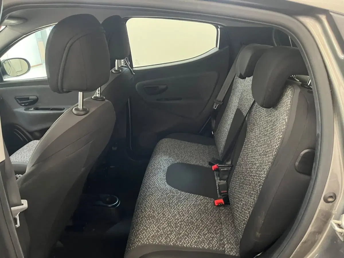 Lancia Ypsilon usata a Lucca (9)