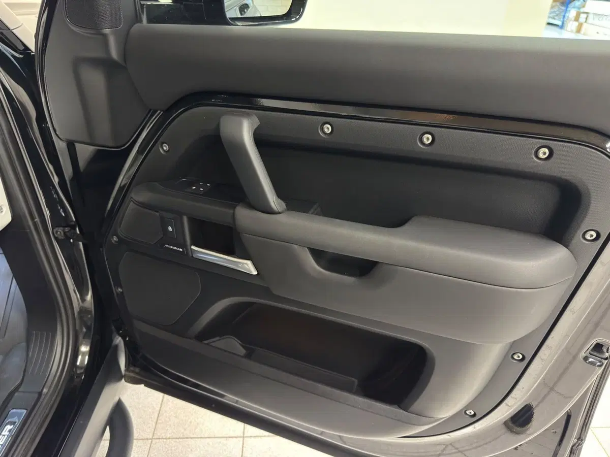 Land Rover Defender usata a Novara (11)