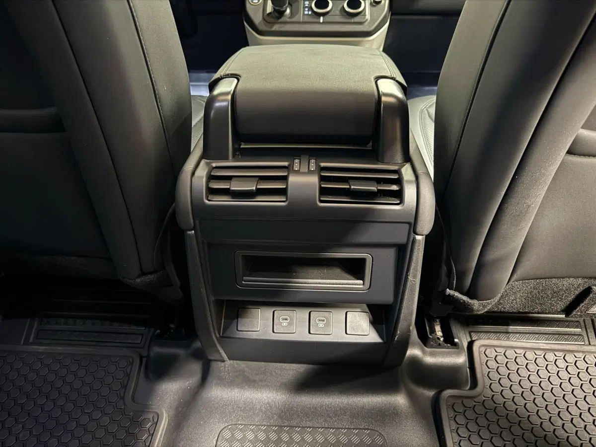 Land Rover Defender usata a Novara (17)