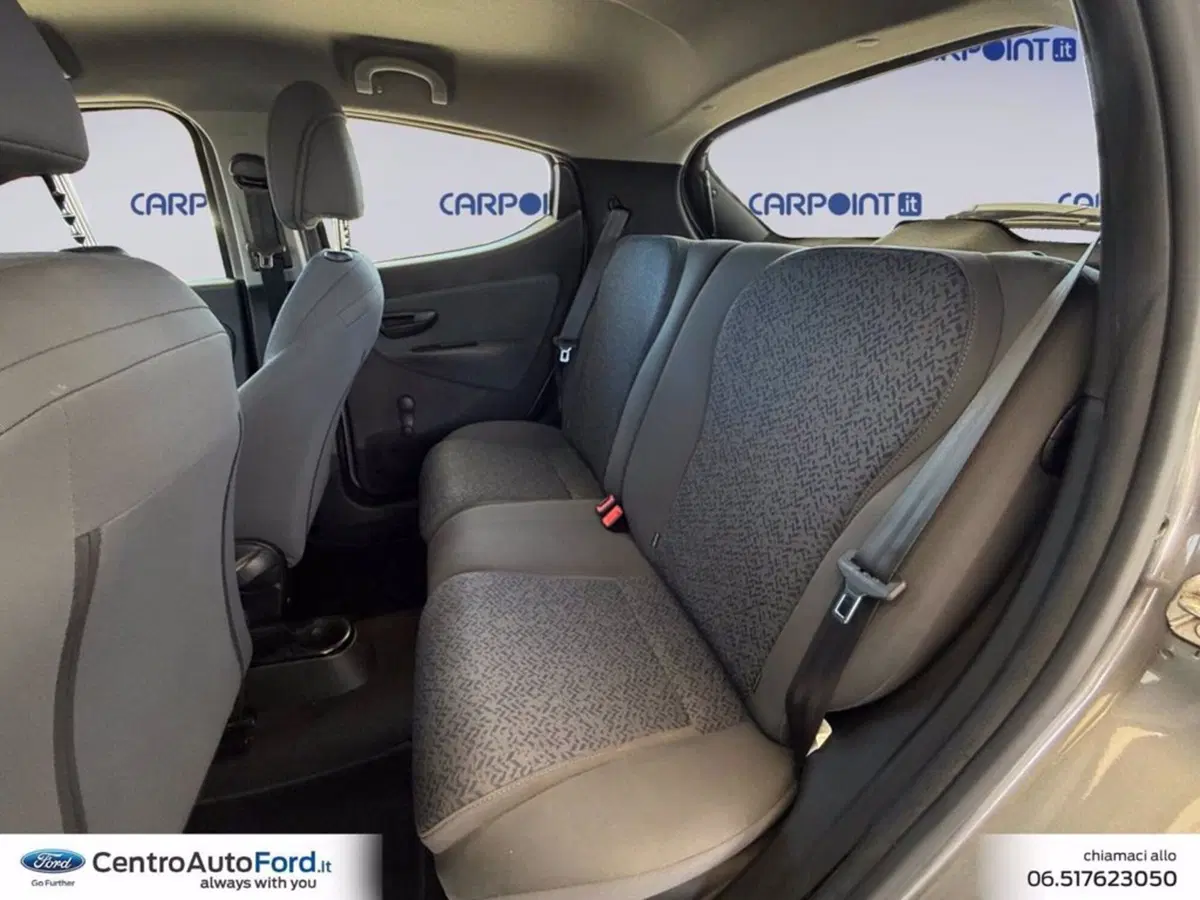 Lancia Ypsilon usata a Roma (13)