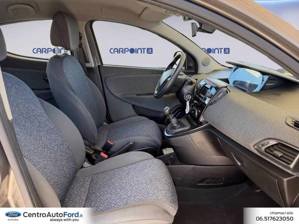 Lancia Ypsilon usata a Roma (15)