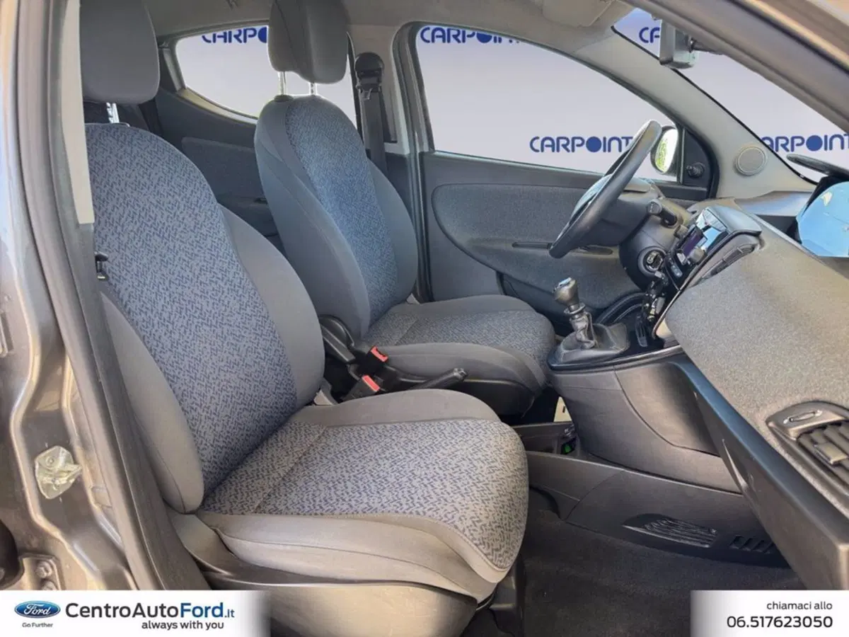 Lancia Ypsilon usata a Roma (15)