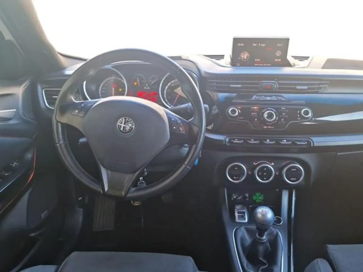 Alfa Romeo Giulietta usata a Salerno (10)