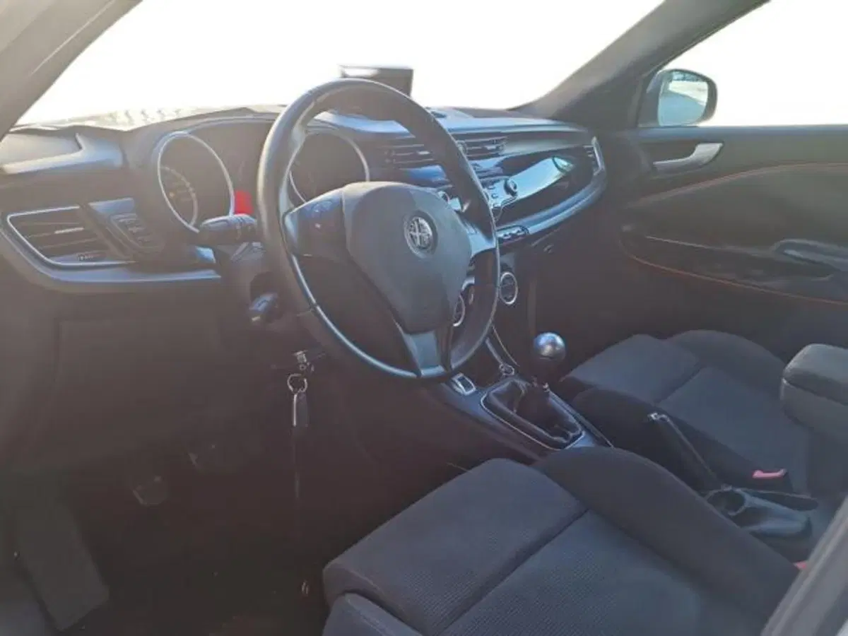 Alfa Romeo Giulietta usata a Salerno (9)
