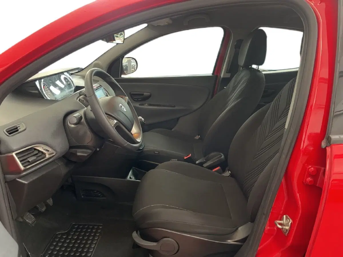 Lancia Ypsilon usata a Torino (9)