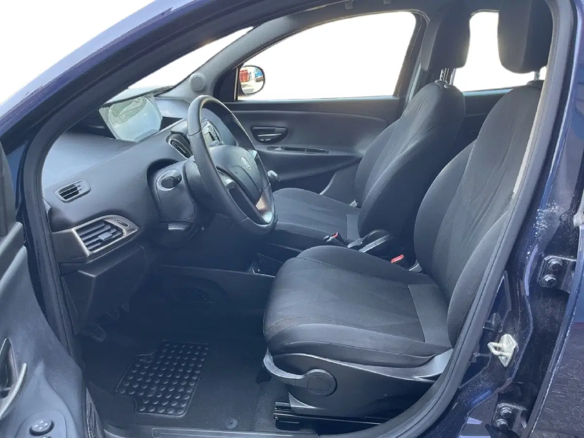Lancia Ypsilon usata a Torino (10)