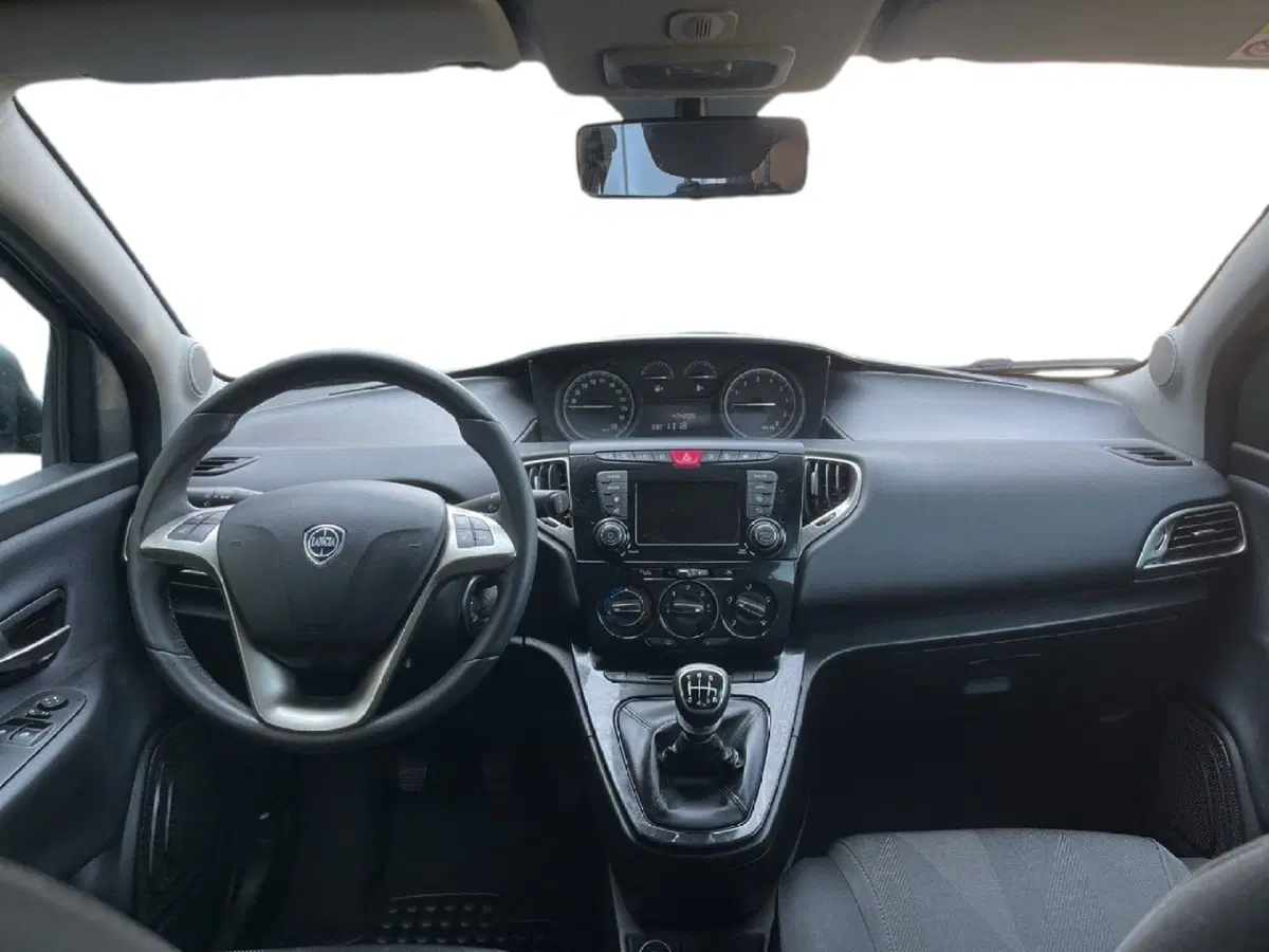 Lancia Ypsilon usata a Torino (11)