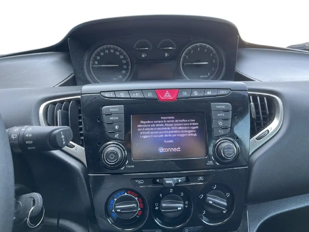 Lancia Ypsilon usata a Torino (14)