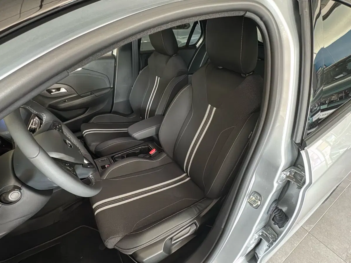 Opel Corsa nuova a Bologna (12)