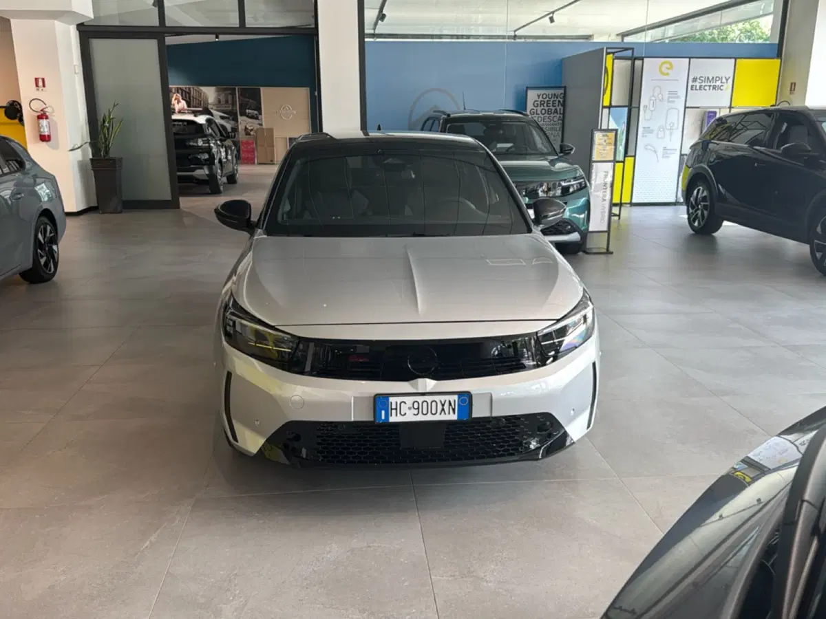 Opel Corsa nuova a Bologna (2)