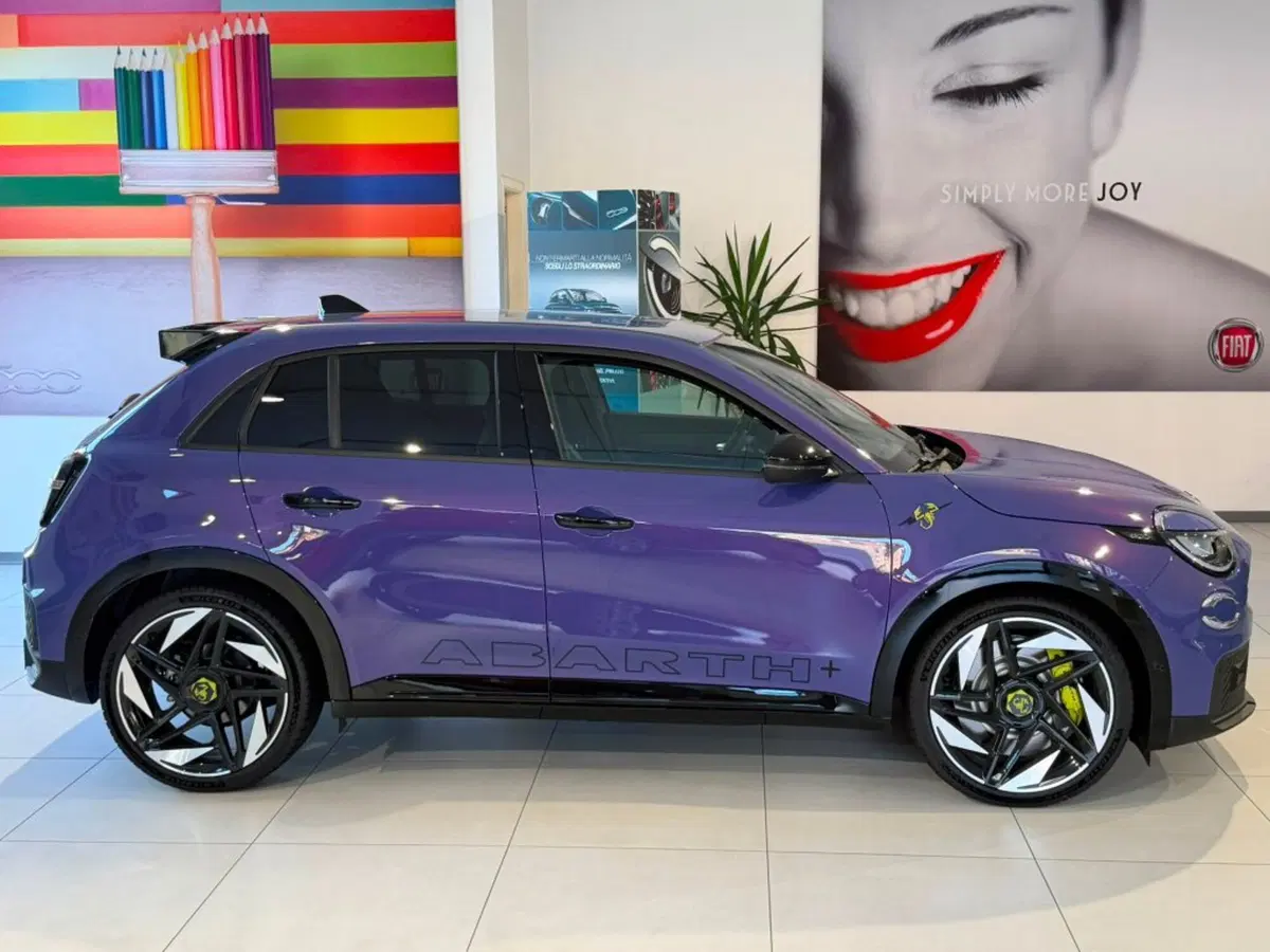 Abarth 600e nuova a Firenze (4)