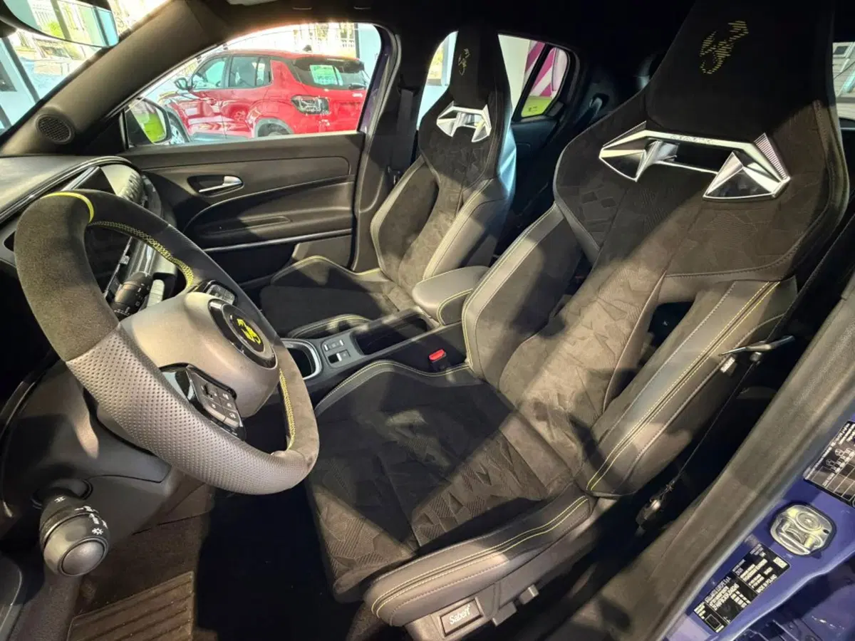 Abarth 600e nuova a Firenze (9)