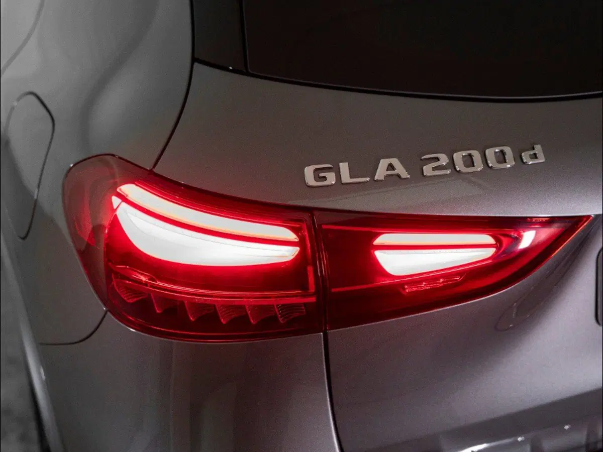 Mercedes-Benz GLA SUV nuova a Macerata (8)