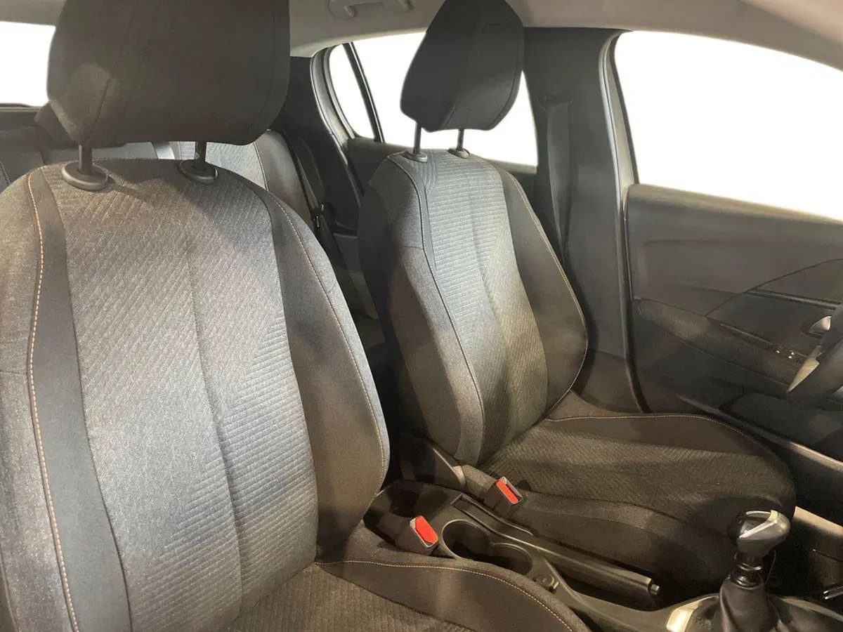 Peugeot 208 nuova a Salerno (16)