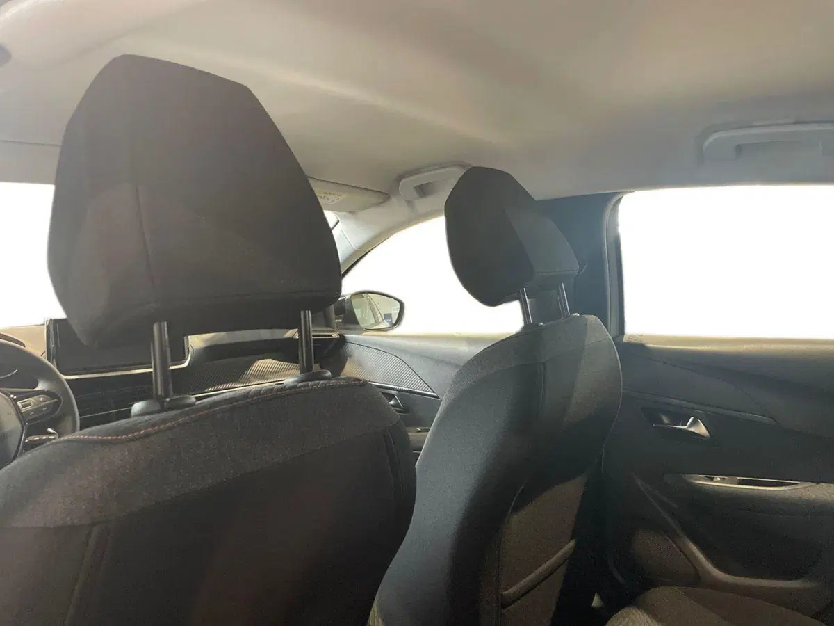 Peugeot 208 nuova a Salerno (17)