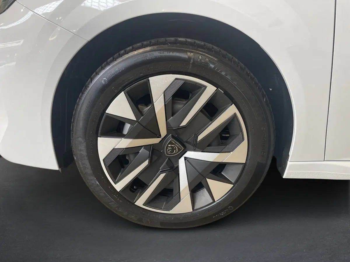 Peugeot 208 nuova a Salerno (8)