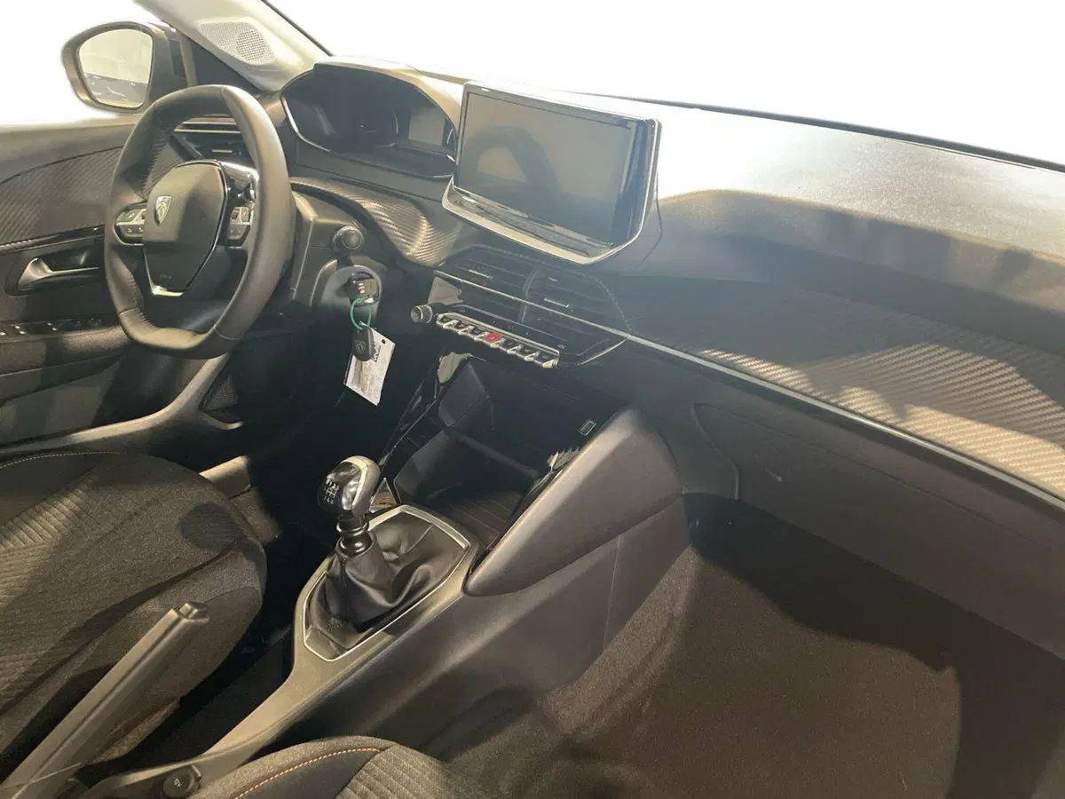 Peugeot 208 nuova a Salerno (15)