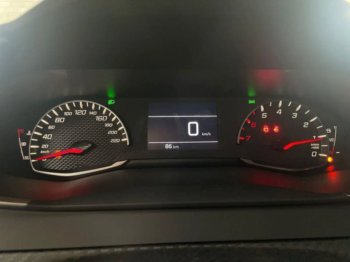 Peugeot 208 nuova a Salerno (11)