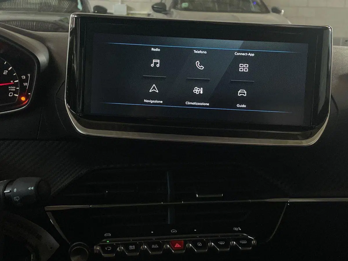Peugeot 208 nuova a Salerno (18)