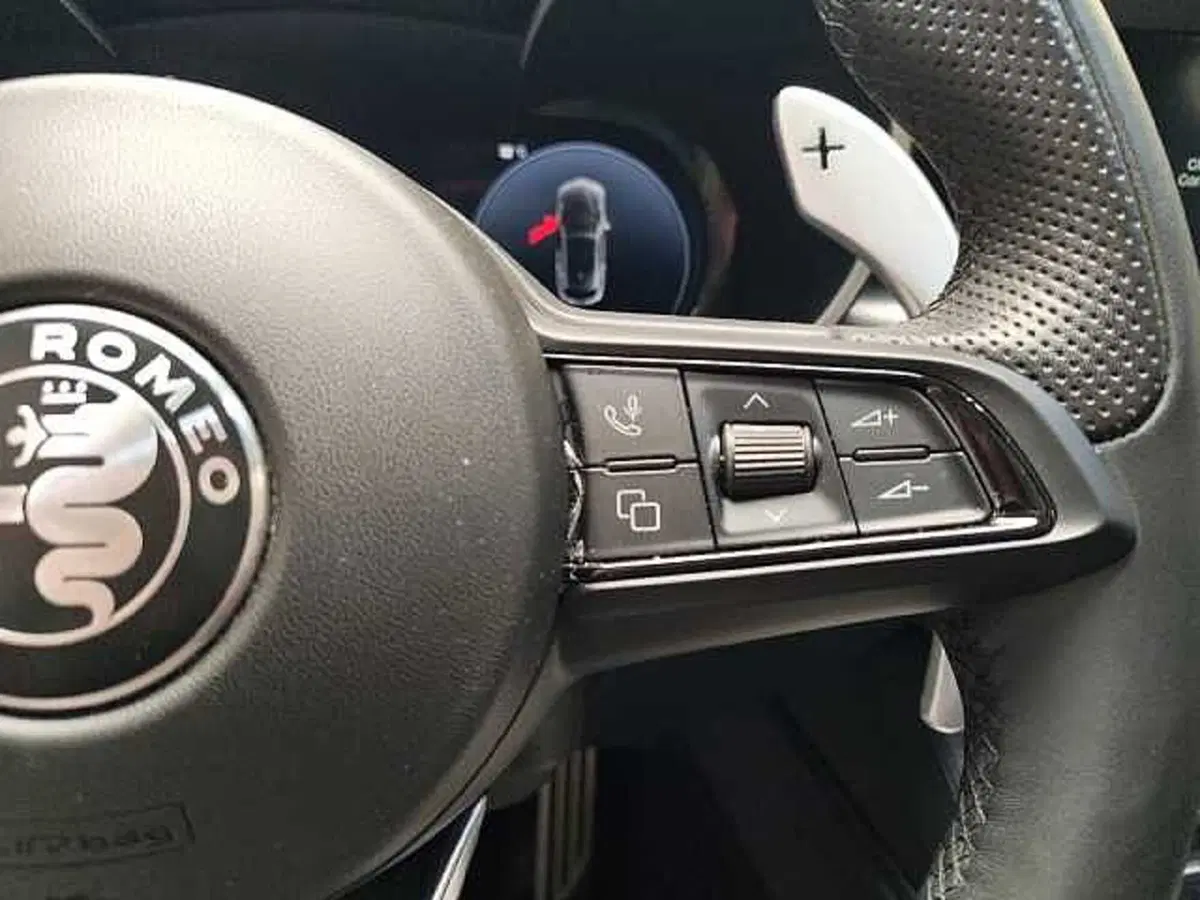 Alfa Romeo Stelvio usata a Milano (18)