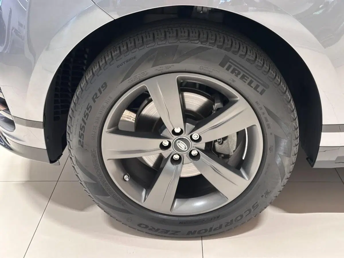 Land Rover Range Rover Velar usata a Varese (9)