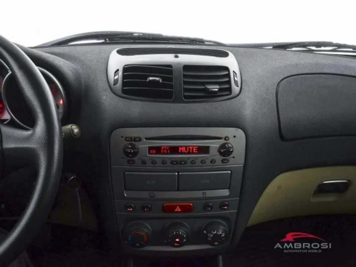 Alfa Romeo 147 usata a Perugia (15)