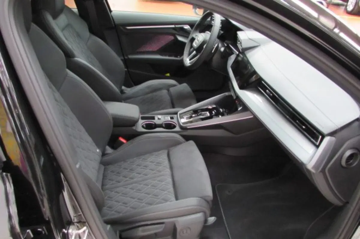 Audi S3 Sportback nuova a Milano (17)
