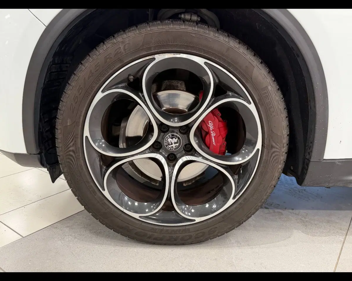 Alfa Romeo Stelvio usata a Treviso (9)