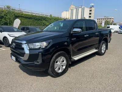 Toyota Hilux 2.D-4D 4WD porte Double Cab Lounge del 2021 usata a Piacenza