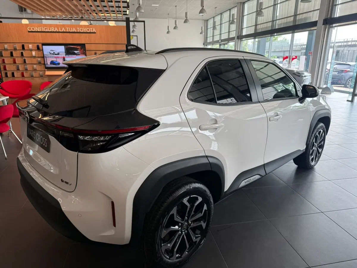 Toyota Yaris Cross nuova a Piacenza (3)