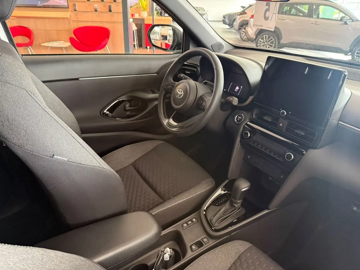 Toyota Yaris Cross nuova a Piacenza (5)