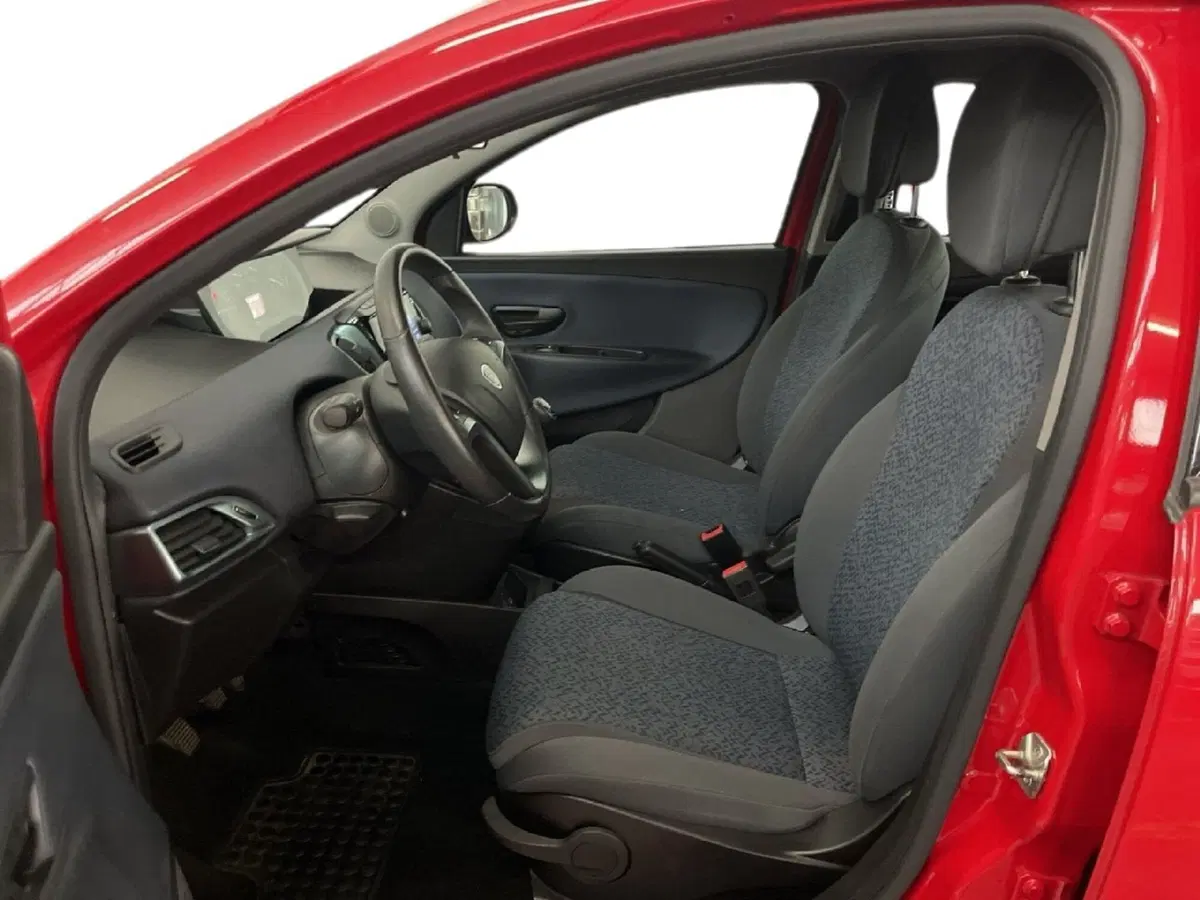 Lancia Ypsilon usata a Torino (9)